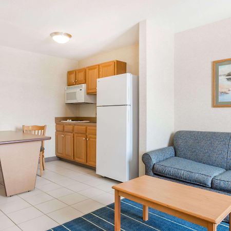 Days Inn & Suites By Wyndham Bridgeport - Clarksburg Dış mekan fotoğraf