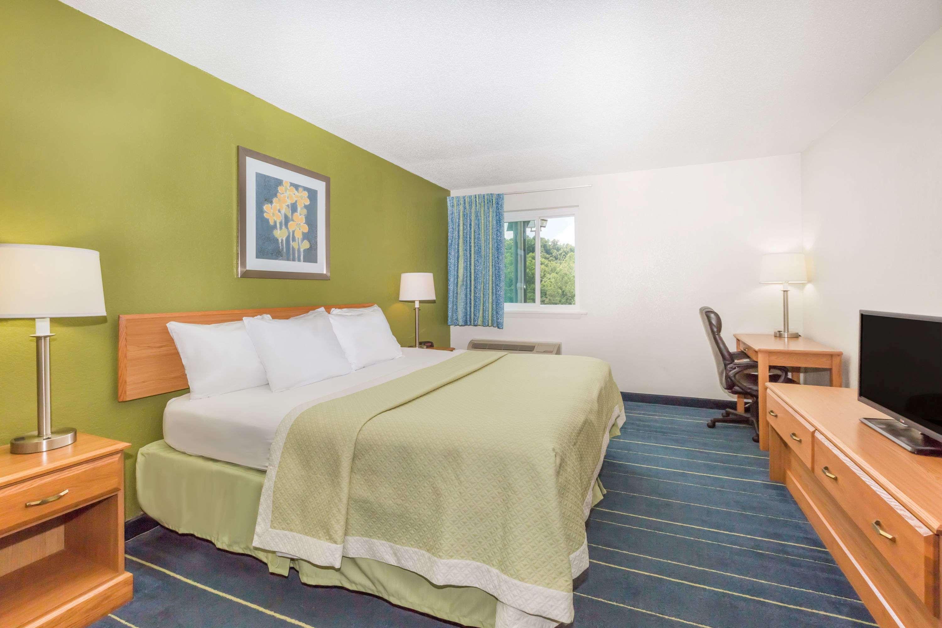 Days Inn & Suites By Wyndham Bridgeport - Clarksburg Dış mekan fotoğraf