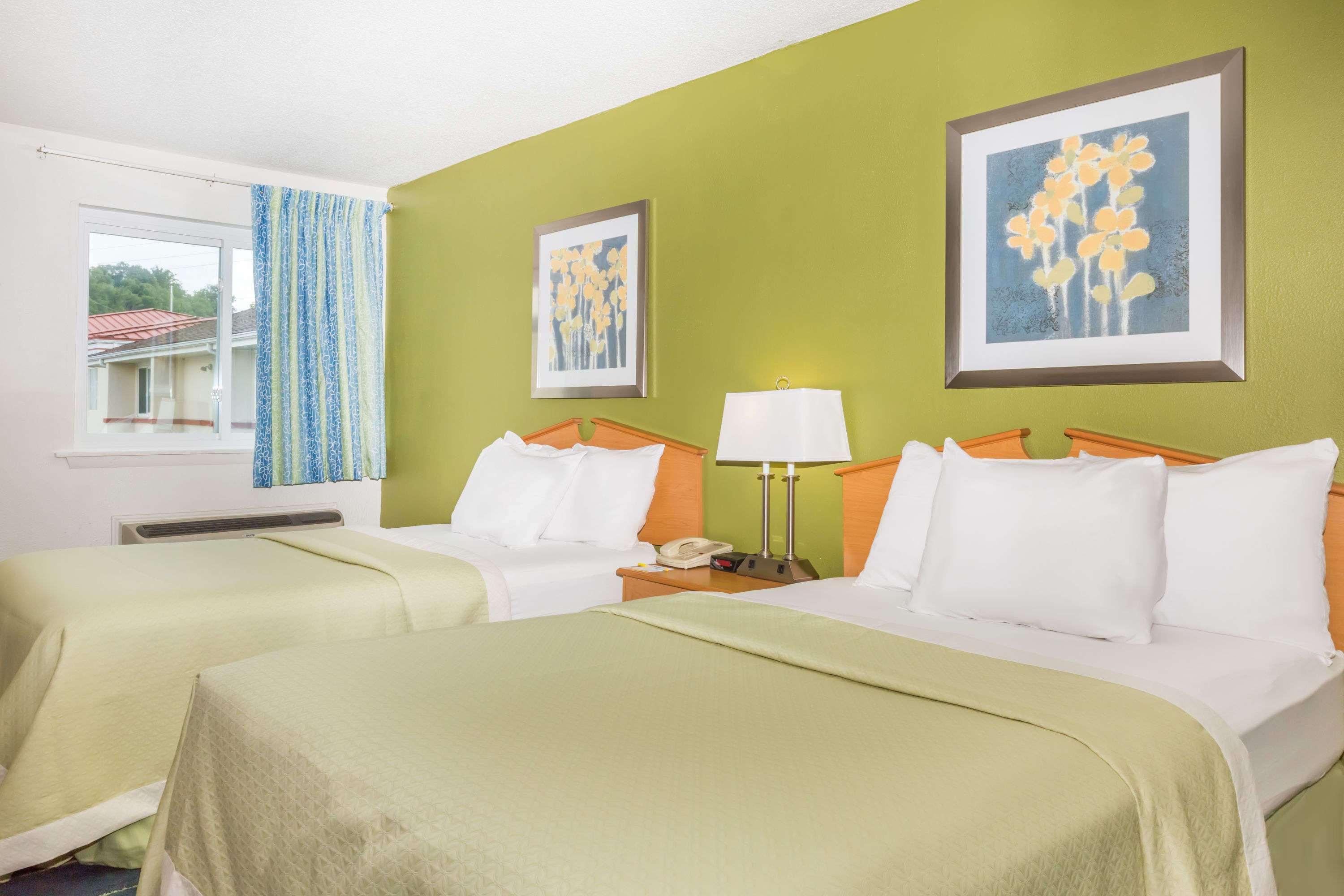 Days Inn & Suites By Wyndham Bridgeport - Clarksburg Dış mekan fotoğraf