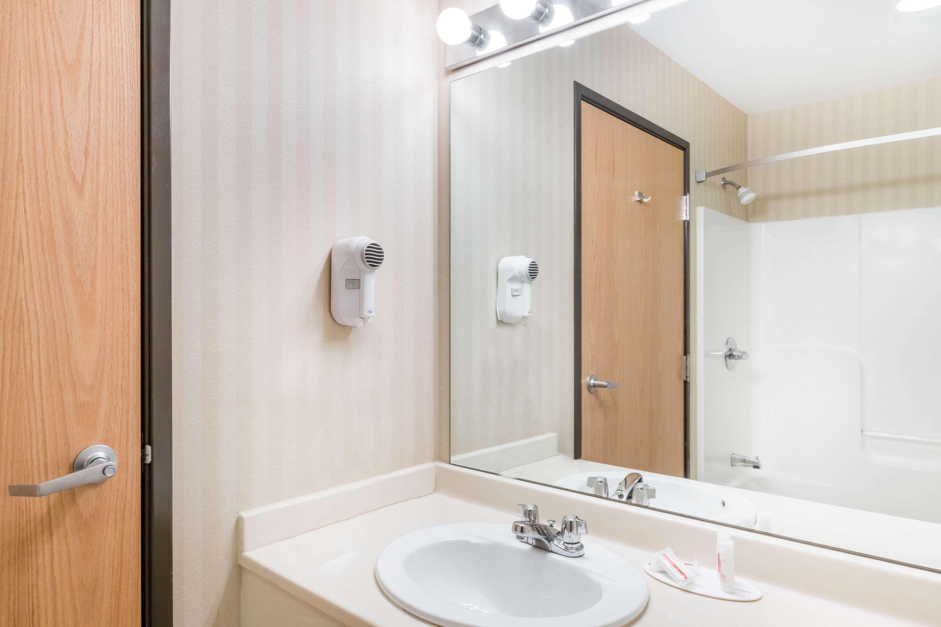 Days Inn & Suites By Wyndham Bridgeport - Clarksburg Dış mekan fotoğraf