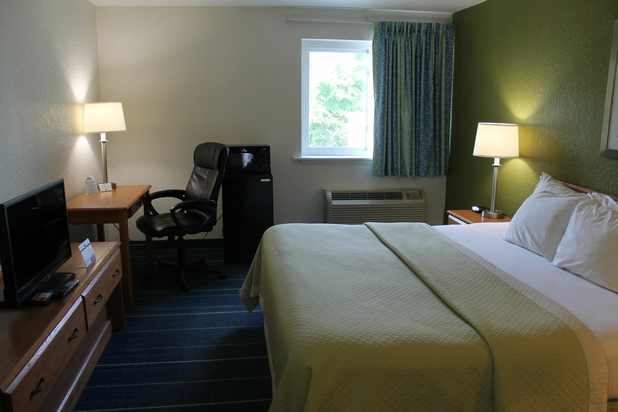 Days Inn & Suites By Wyndham Bridgeport - Clarksburg Dış mekan fotoğraf