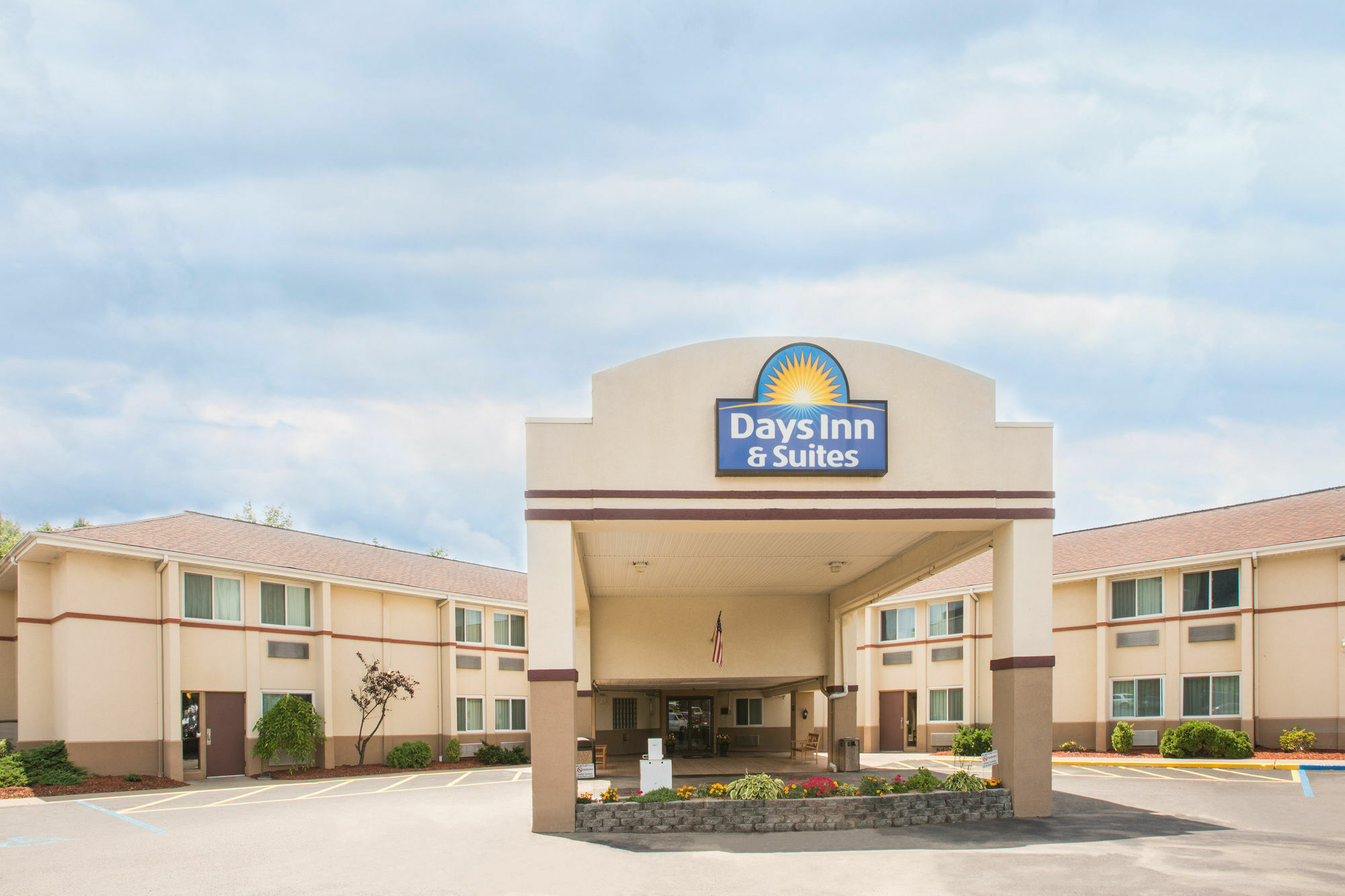 Days Inn & Suites By Wyndham Bridgeport - Clarksburg Dış mekan fotoğraf