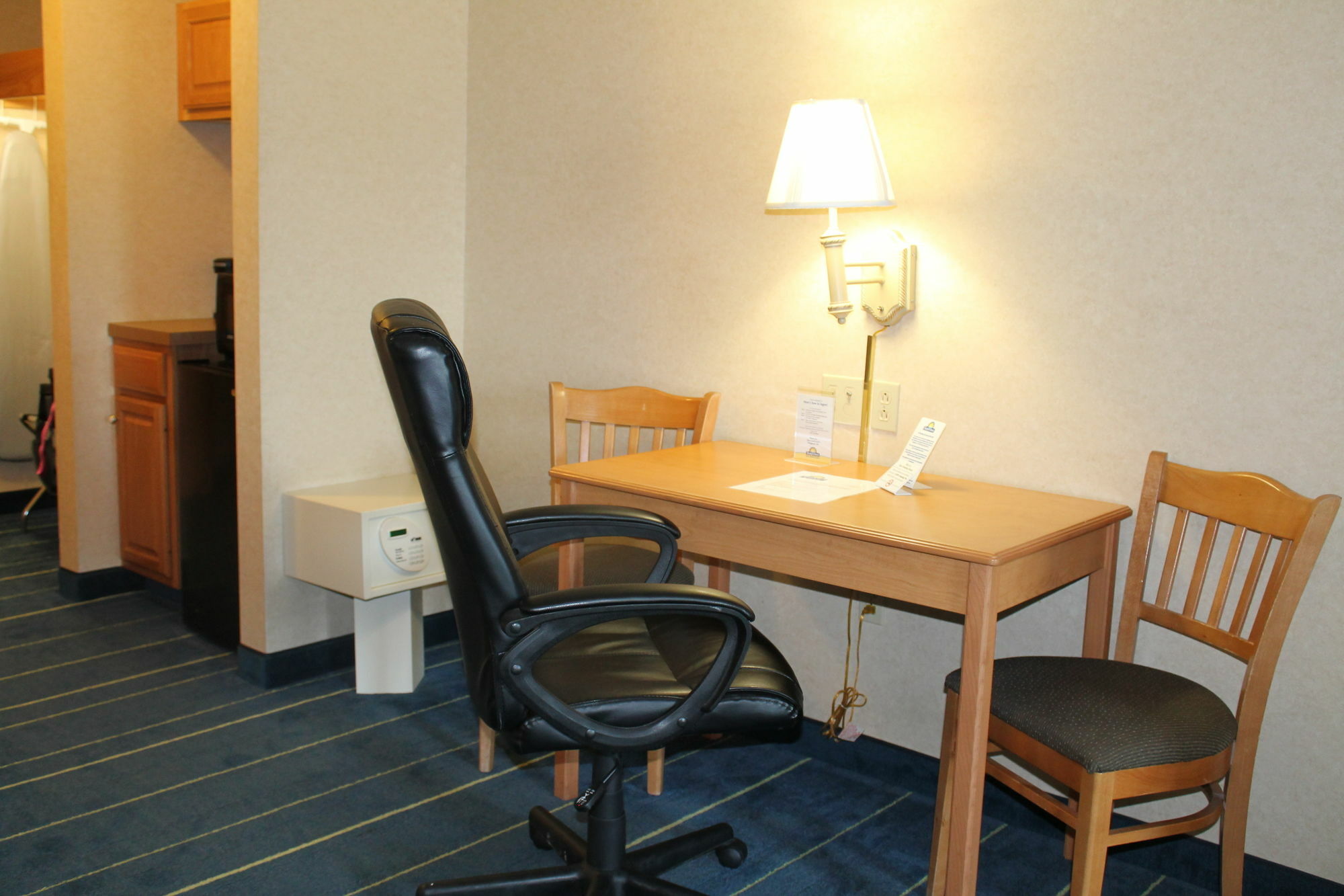 Days Inn & Suites By Wyndham Bridgeport - Clarksburg Dış mekan fotoğraf